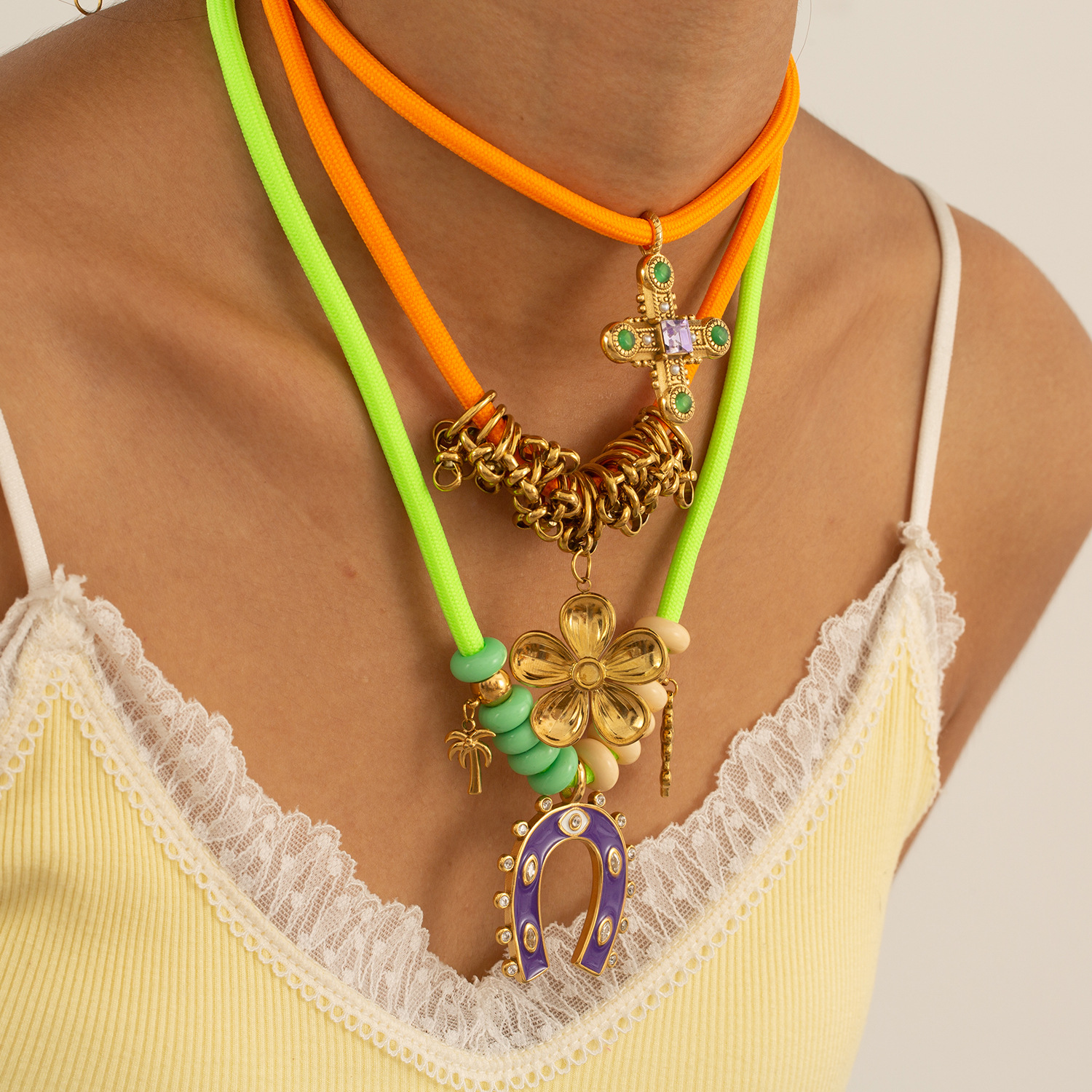 1 pezzo di collana con ciondolo a forma di ferro di cavallo tropicale in acciaio inossidabile color oro da donna Immagine2