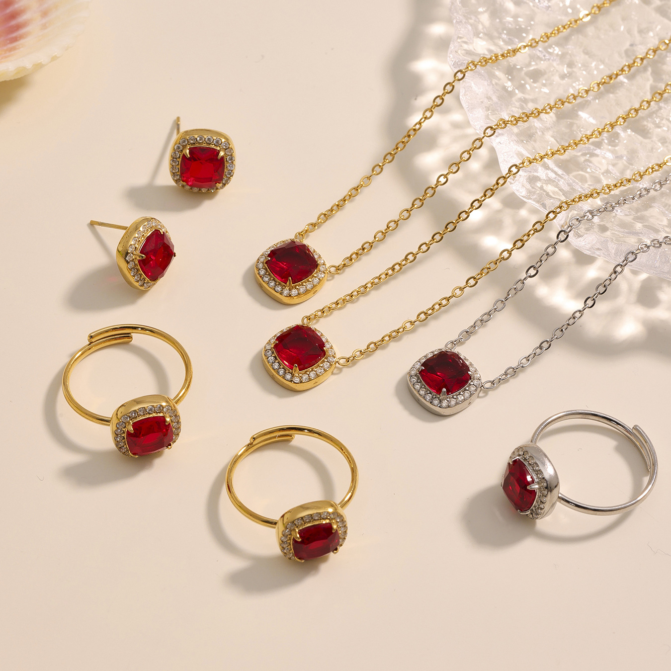 Set di gioielli da donna in acciaio inossidabile quadrato classico color oro con zirconi rossi Immagine2