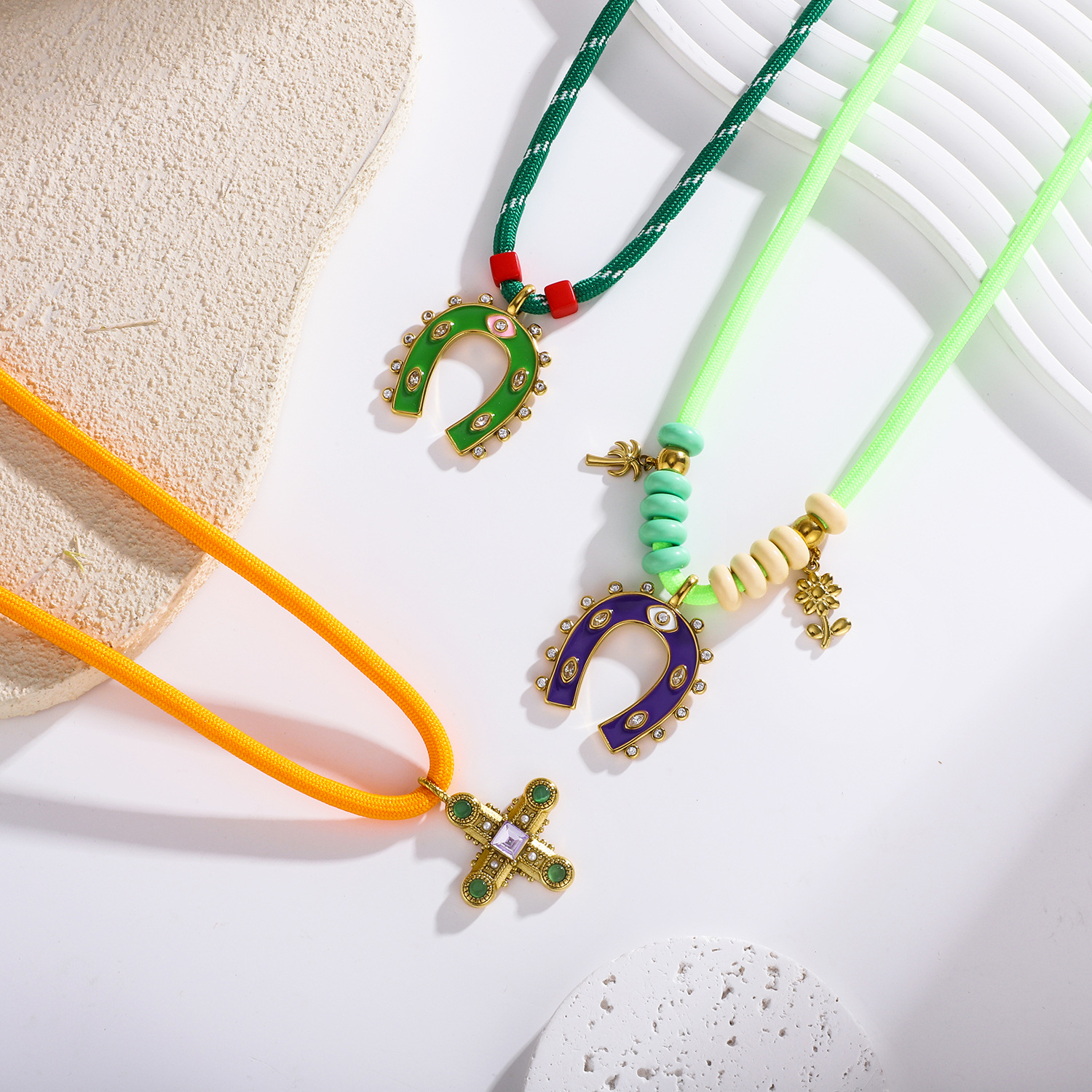 1 pezzo di collana con ciondolo a forma di ferro di cavallo tropicale in acciaio inossidabile color oro da donna h5 Immagine3