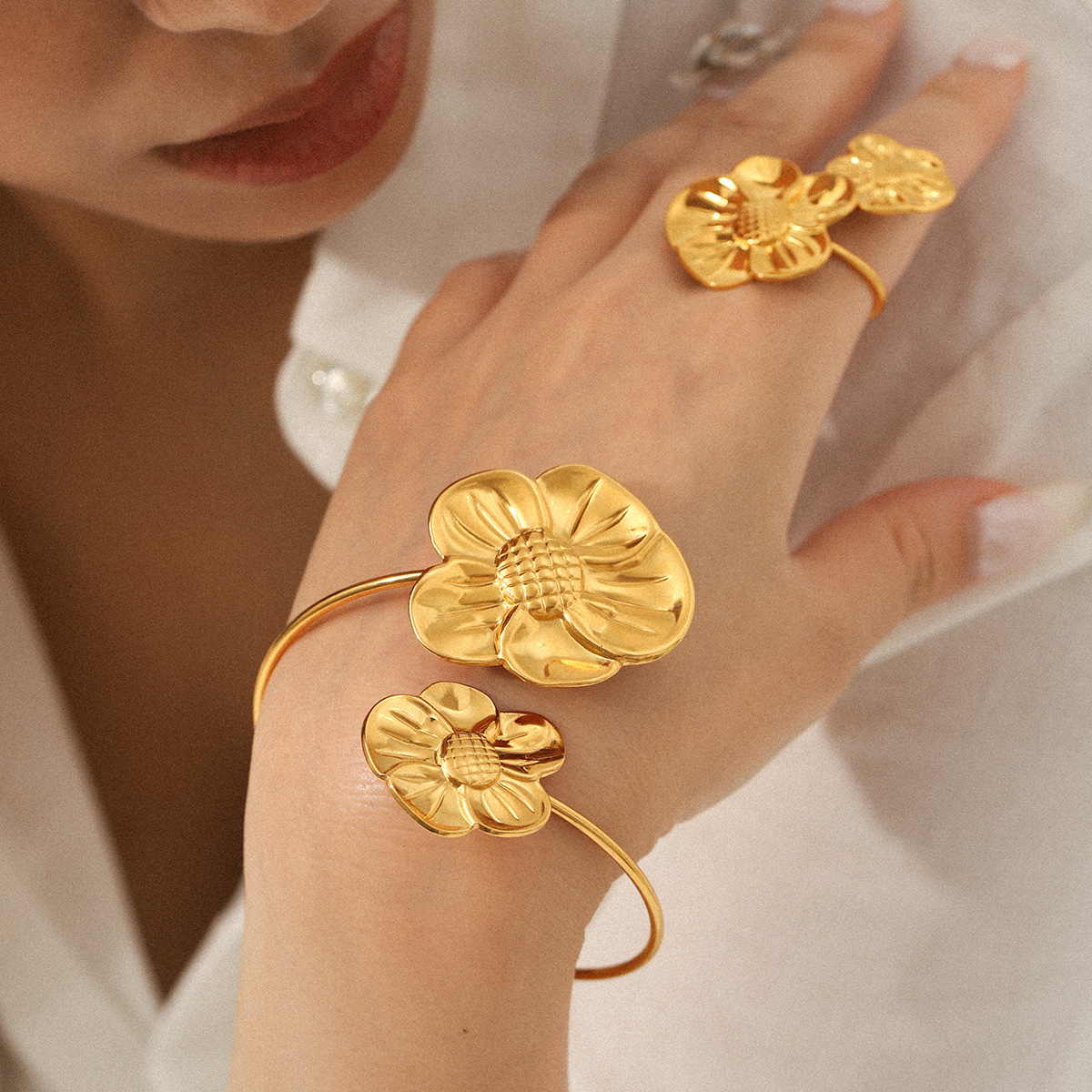 1 Piece Elegant Flower Stainless Steel Gold Color Women's Bangles Picture3