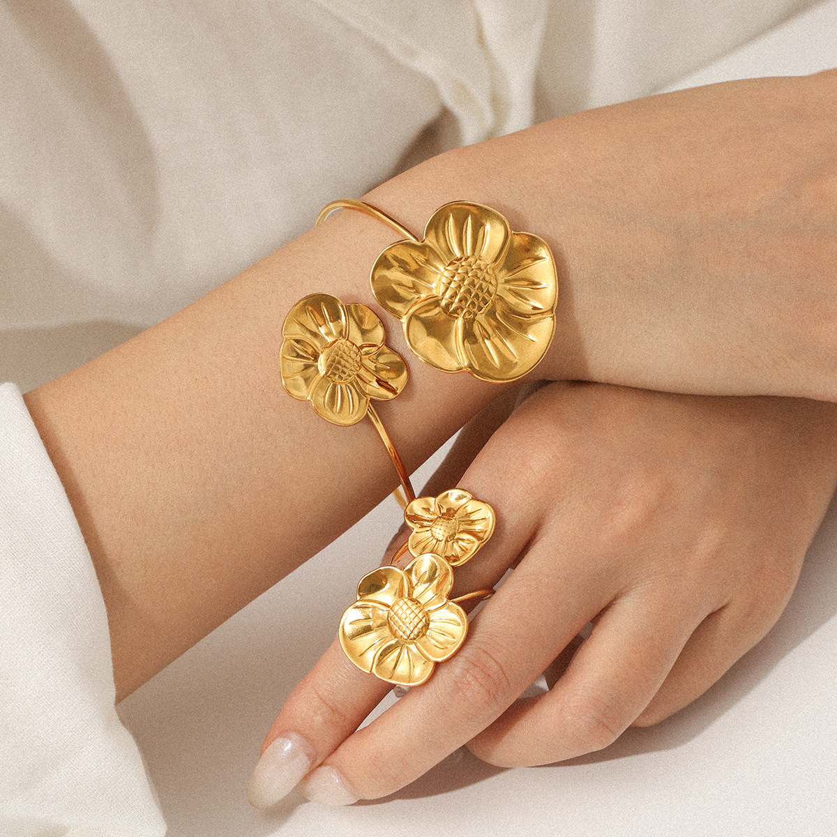 Bracelet élégant en acier inoxydable doré pour femme, motif floral