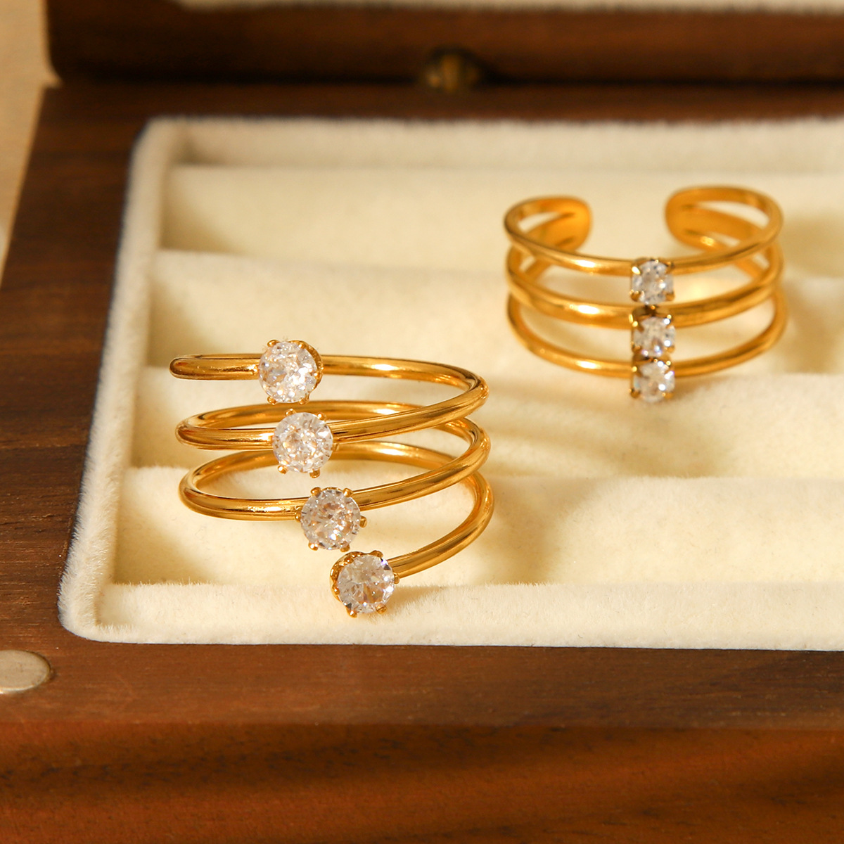 1 pezzo semplice anello a tre strati in acciaio inossidabile color oro con zirconi