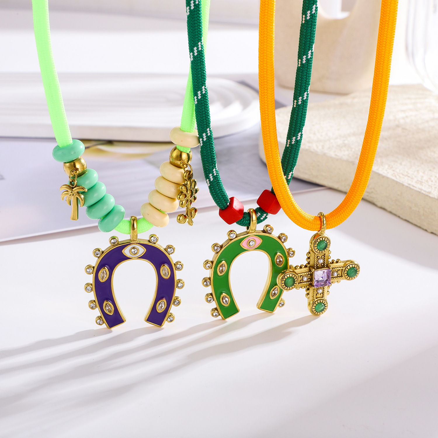 1 pezzo di collana con ciondolo a forma di ferro di cavallo tropicale in acciaio inossidabile color oro da donna h5 Immagine4