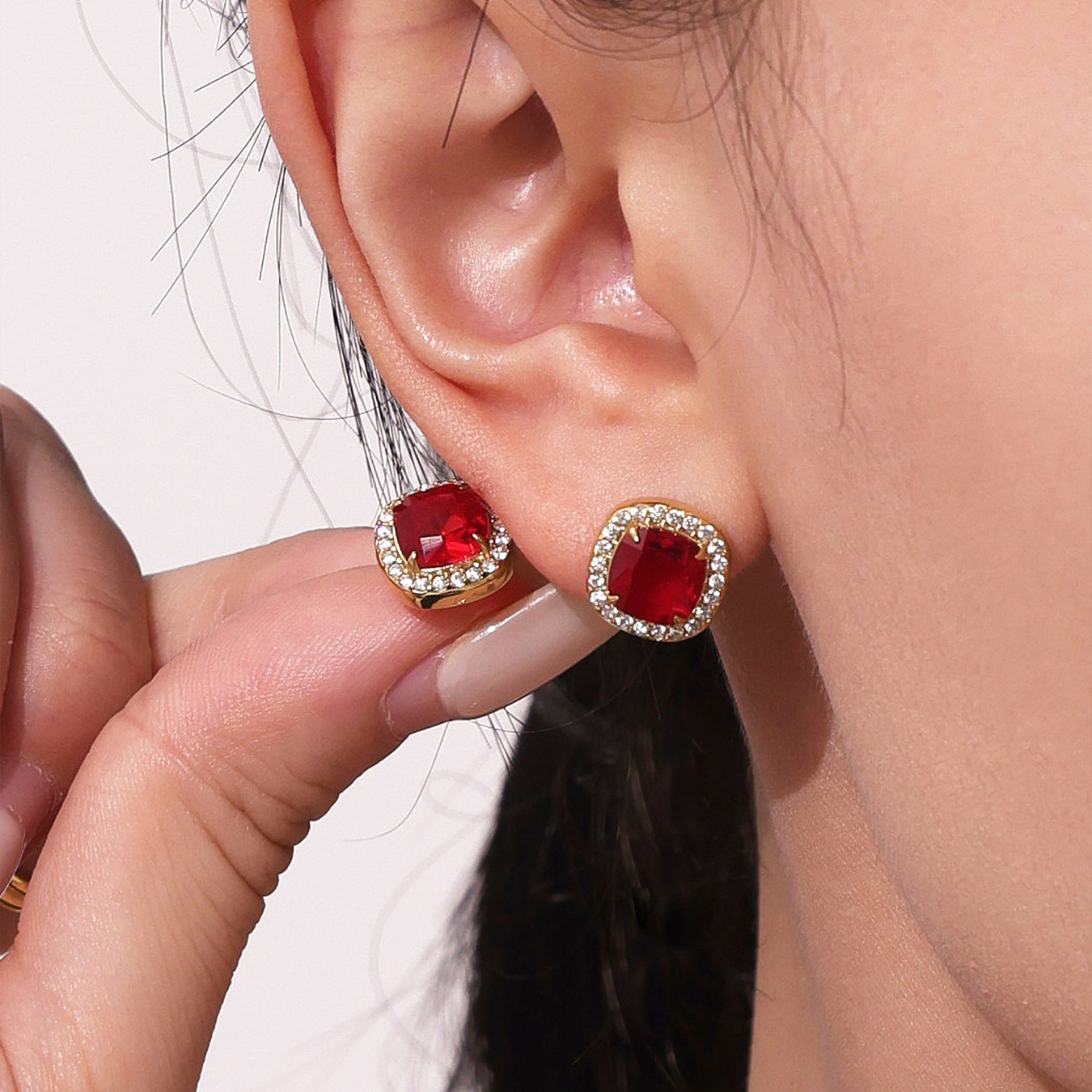 Set di gioielli da donna in acciaio inossidabile quadrato classico color oro con zirconi rossi Immagine6
