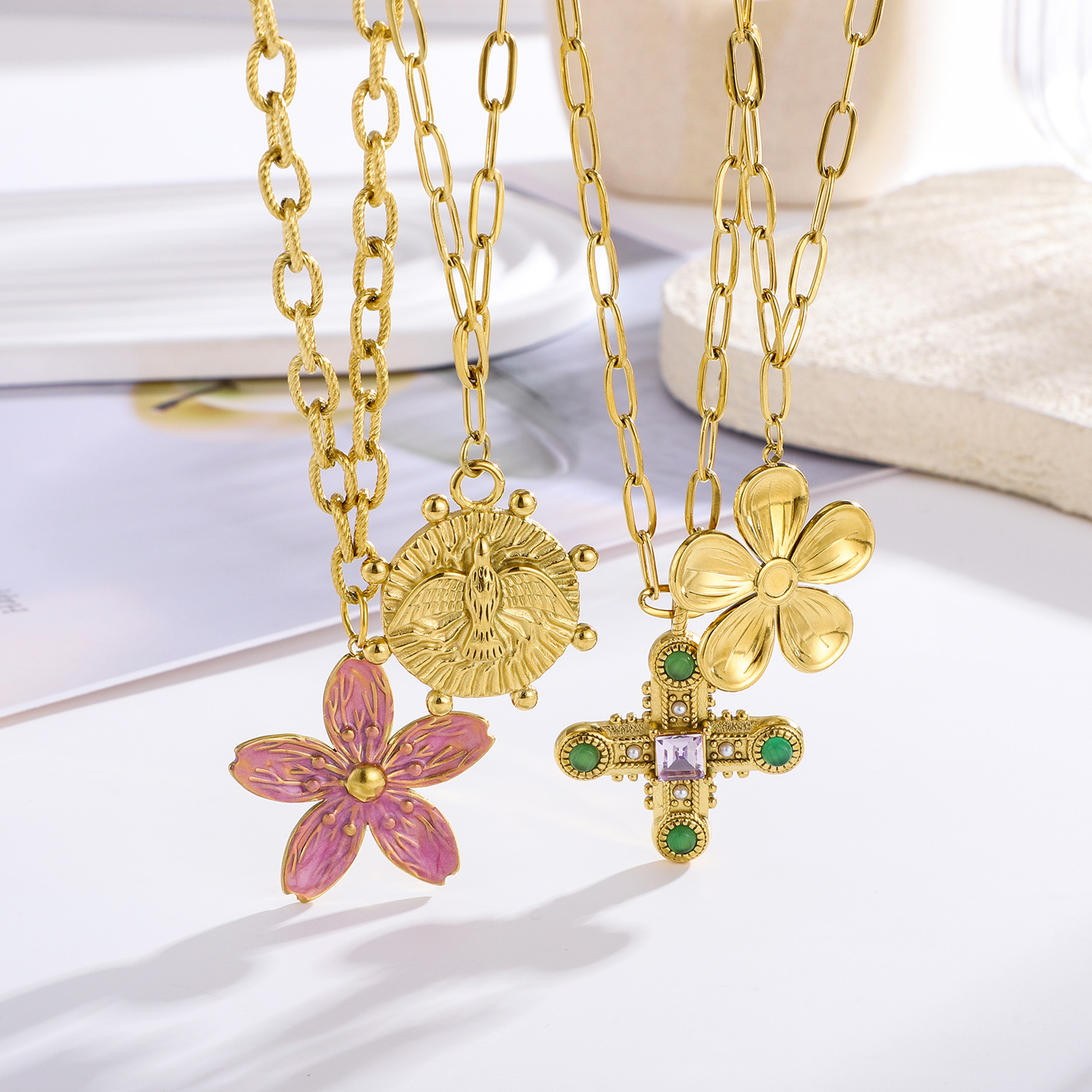 1 pezzo di collana con ciondolo a forma di fiore romantico in acciaio inossidabile color oro da donna Immagine4