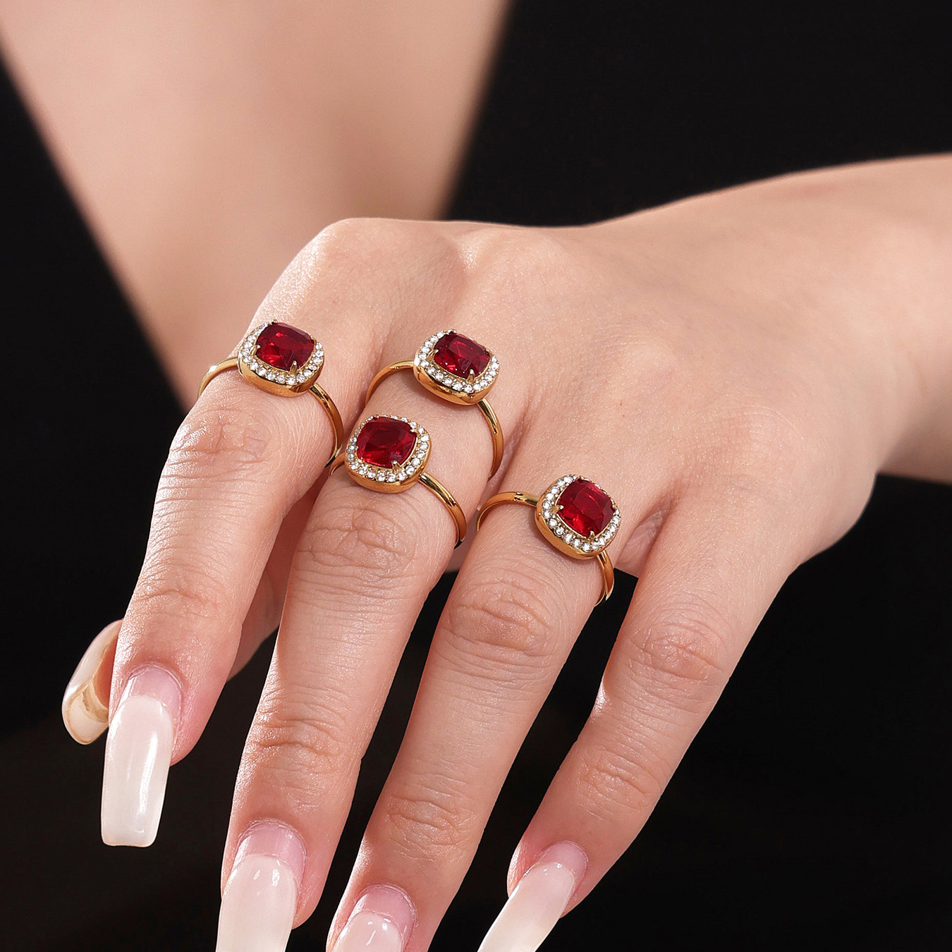 Set di gioielli da donna in acciaio inossidabile quadrato classico color oro con zirconi rossi Immagine5
