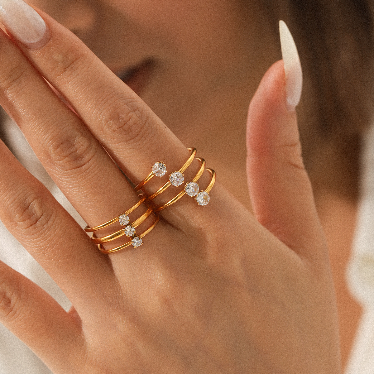 1 pezzo semplice anello a tre strati in acciaio inossidabile color oro con zirconi 2