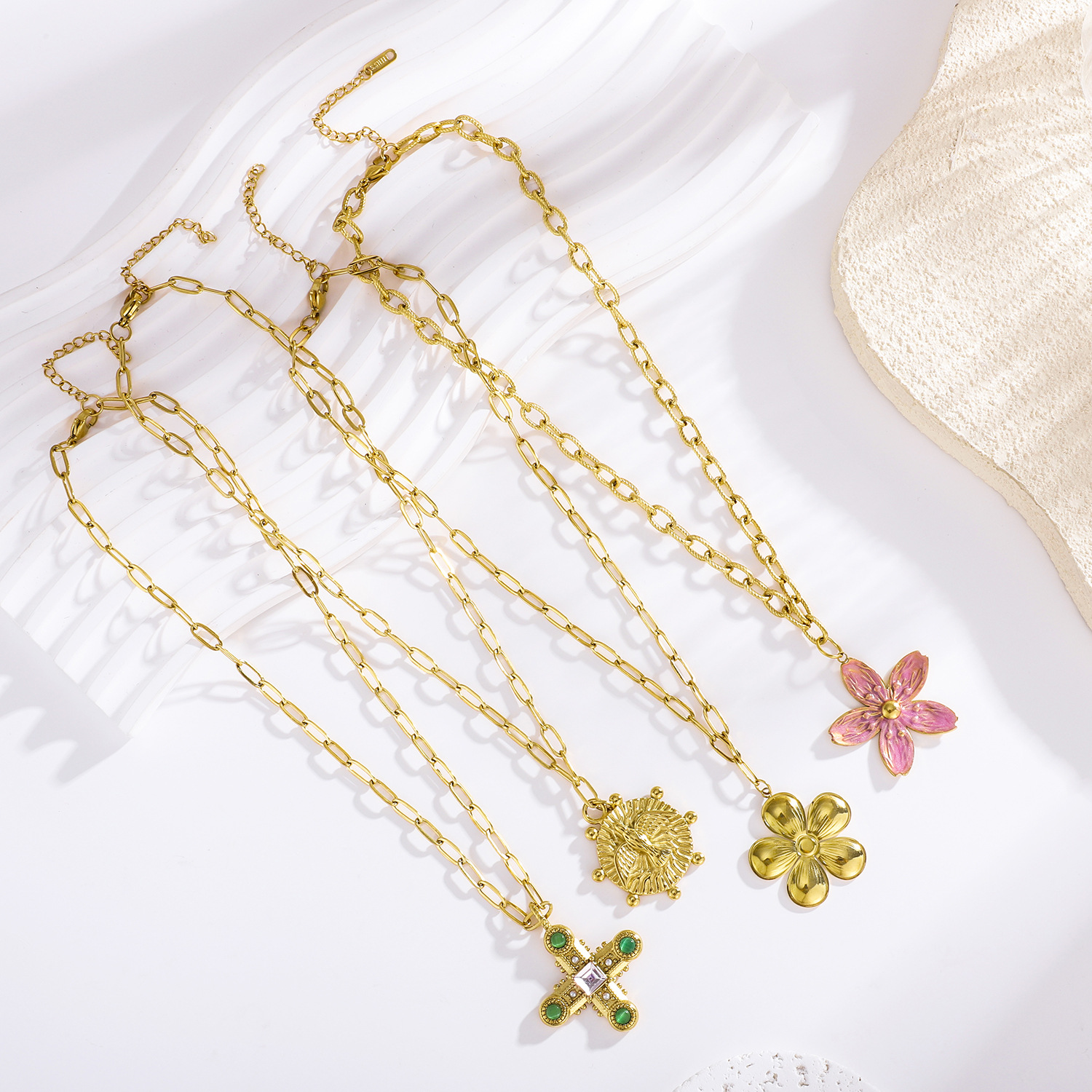 1 pezzo di collana con ciondolo a forma di fiore romantico in acciaio inossidabile color oro da donna Immagine3
